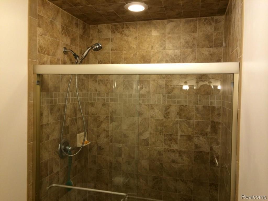 22250 Roxbury Drive Novi, MI 48374 - Photo 40 of 59 36.jpg
