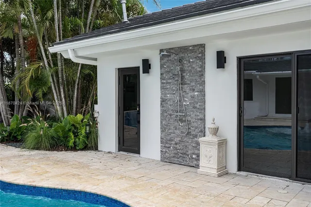 a view of entryway with outdoor space