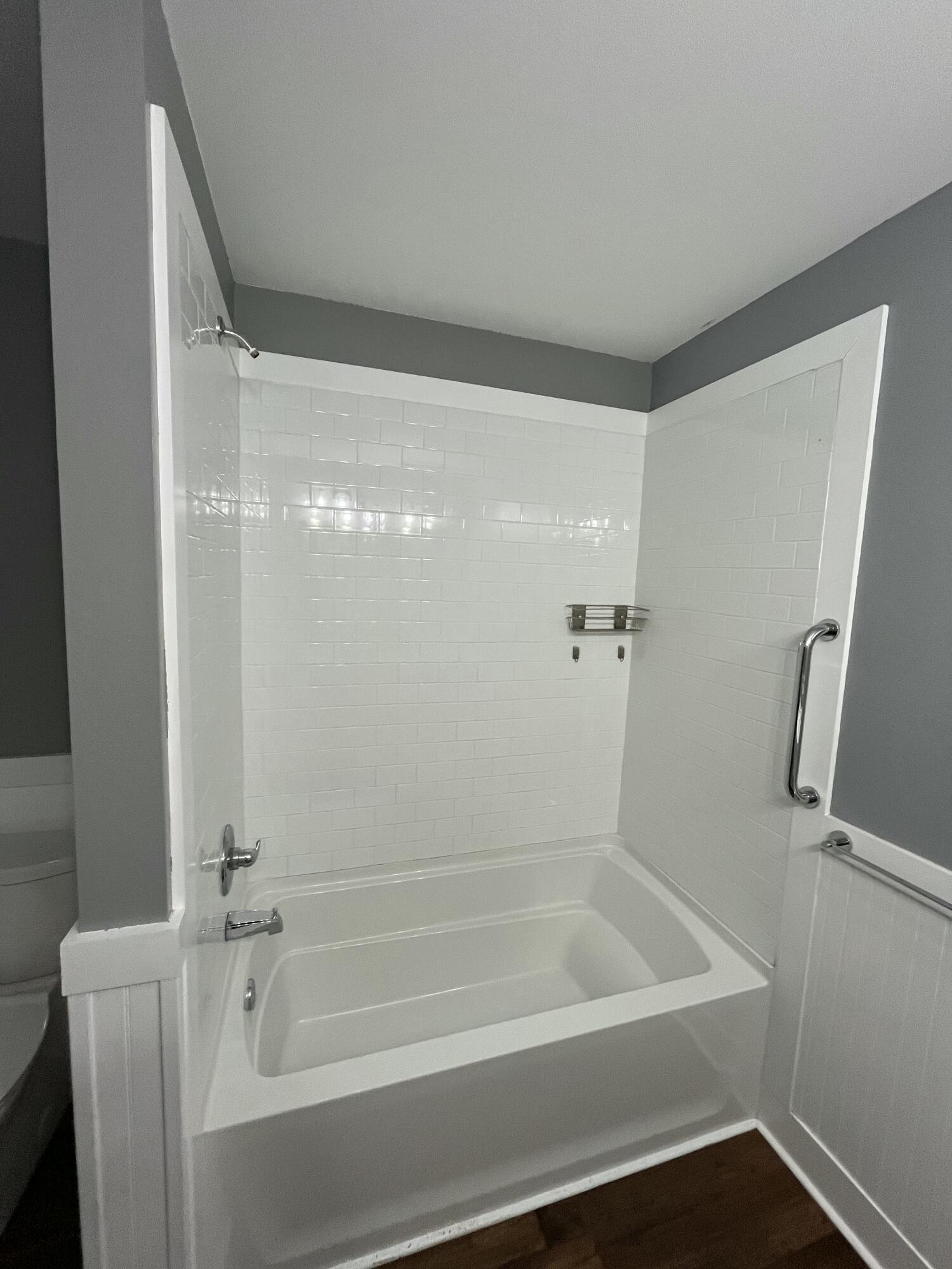 10712 Highway 331 DeFuniak Springs, FL 32433 - Photo 28 of 56 a bathroom with a bathtub