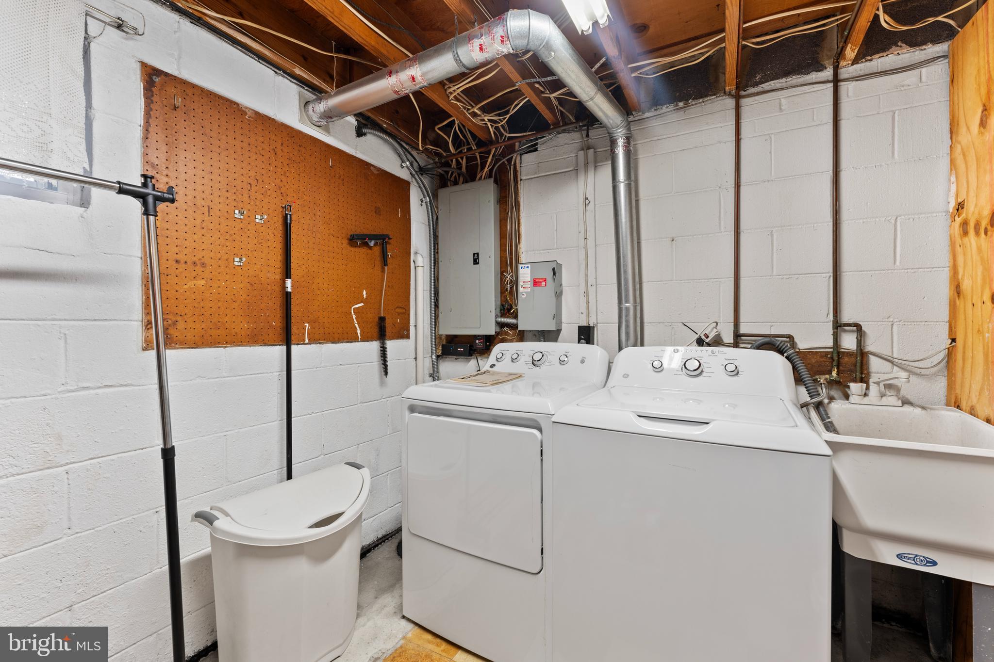 6805 Pamela Lane Clinton, MD 20735 - Photo 34 of 39 a utility room with dryer and washer