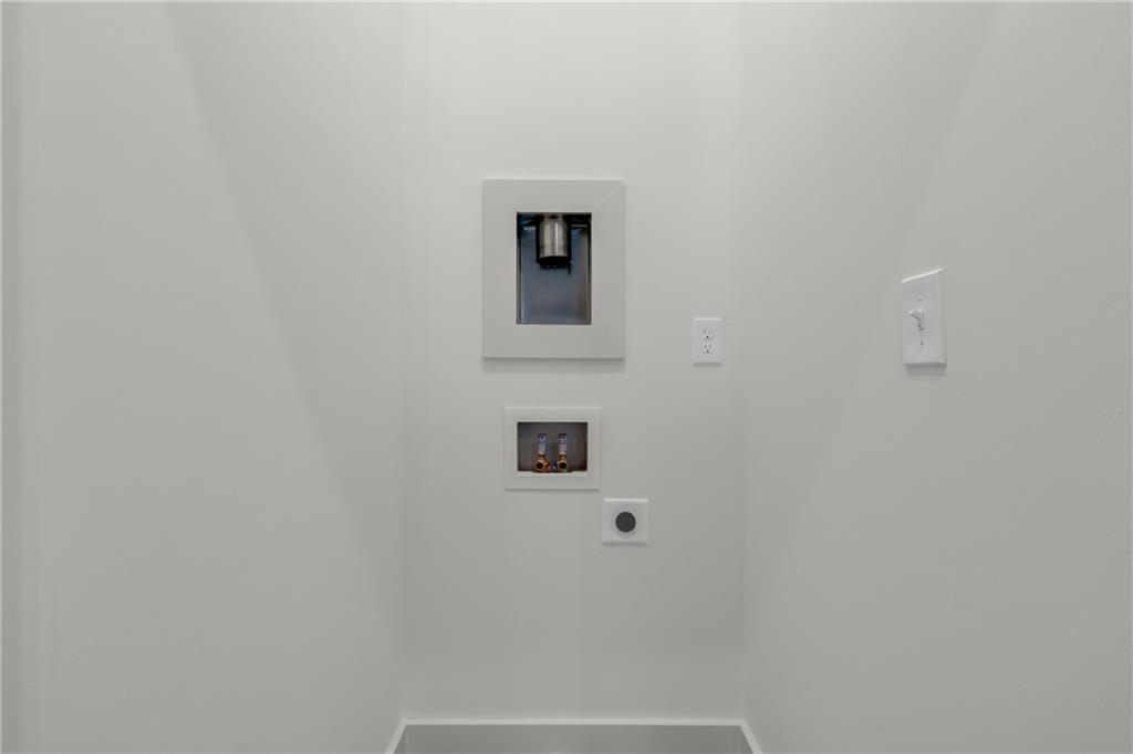 152 Chestnut Circle Atlanta, GA 30342 - Photo 23 of 53 a bathroom with a window