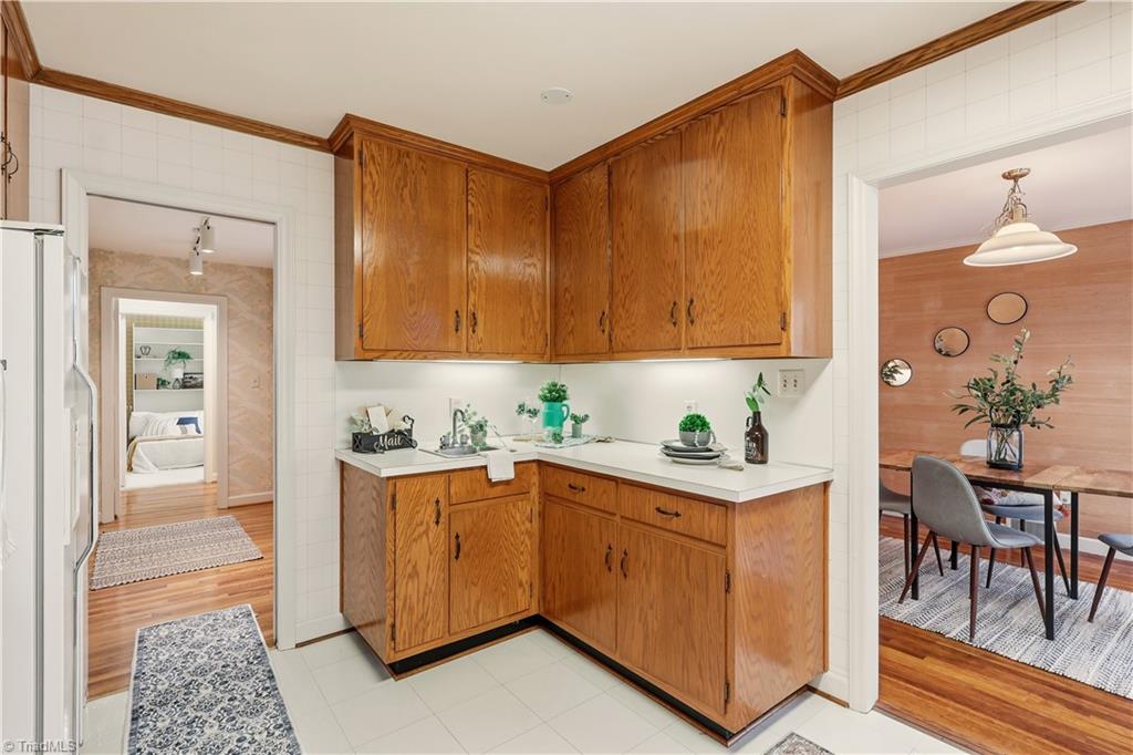 1040 Cantering Road High Point, NC 27262 - Photo 13 of 49 Kitchen with wet bar
