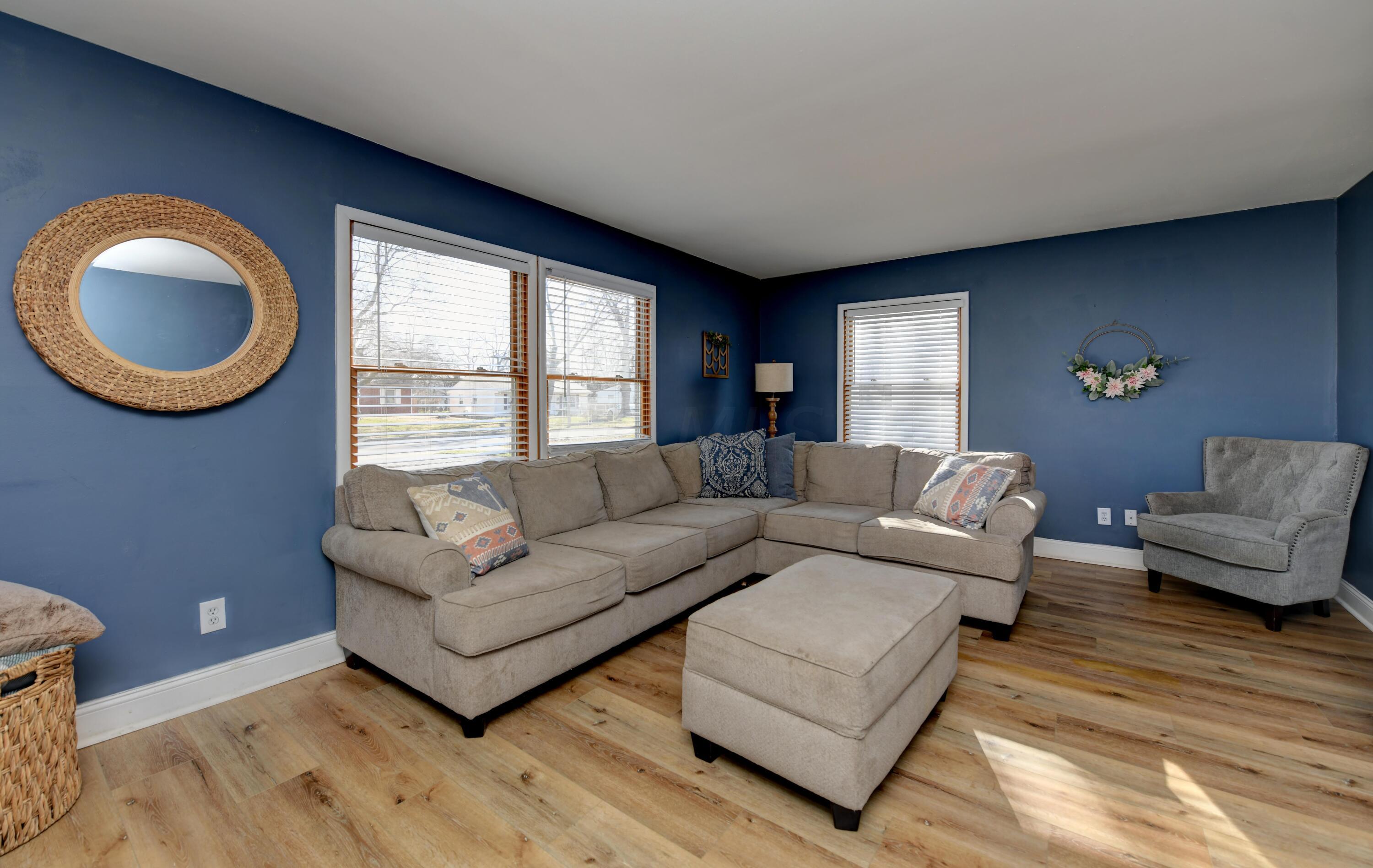 335 Danhurst Road Columbus, OH 43228 - Photo 10 of 41 Living Room (2)