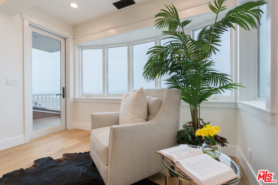861 Mandalay Beach Road Oxnard, CA 93035 - Photo 20 of 31 a living room with furniture flowerpot and a potted plant