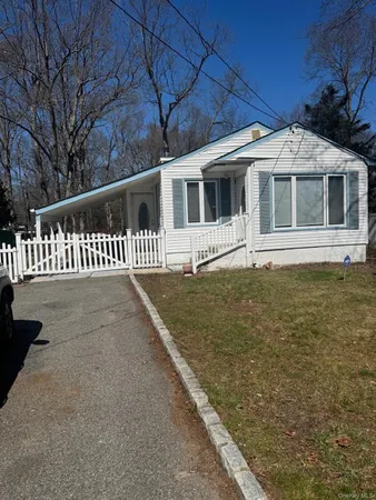 $3,200 | 383 Locust Street, Central Islip, NY 11722