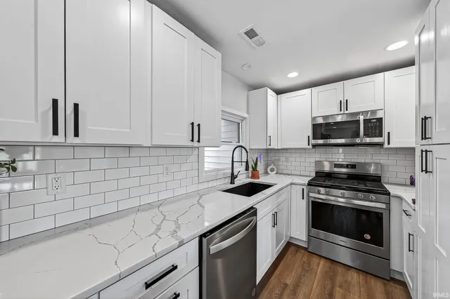 $449,900 | 9061 East Hatchery Road, Syracuse, IN 46567