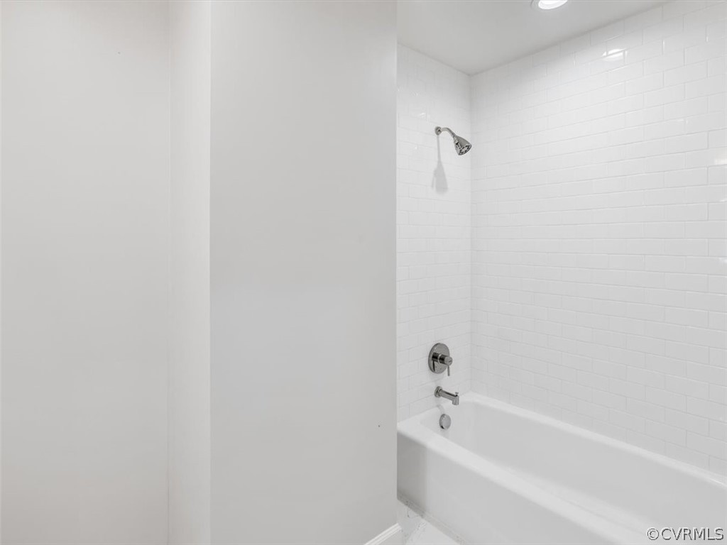 413 Stuart Circle, Unit UPLC Richmond, VA 23220 - Photo 21 of 36 a bathroom with a bathtub