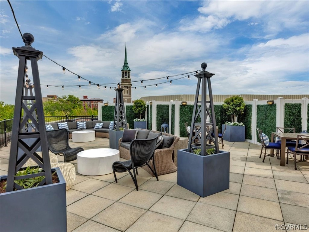 413 Stuart Circle, Unit UPLC Richmond, VA 23220 - Photo 25 of 36 a living room with patio furniture