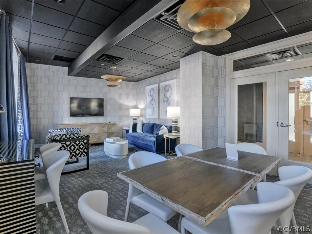 413 Stuart Circle, Unit UPLC Richmond, VA 23220 - Photo 4 of 36 a living room with furniture