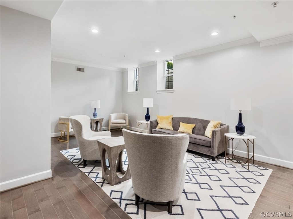 413 Stuart Circle, Unit UPLC Richmond, VA 23220 - Photo 6 of 36 a living room with furniture