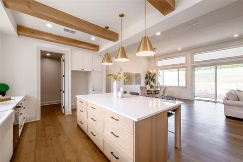 a large kitchen with kitchen island a large island in it
