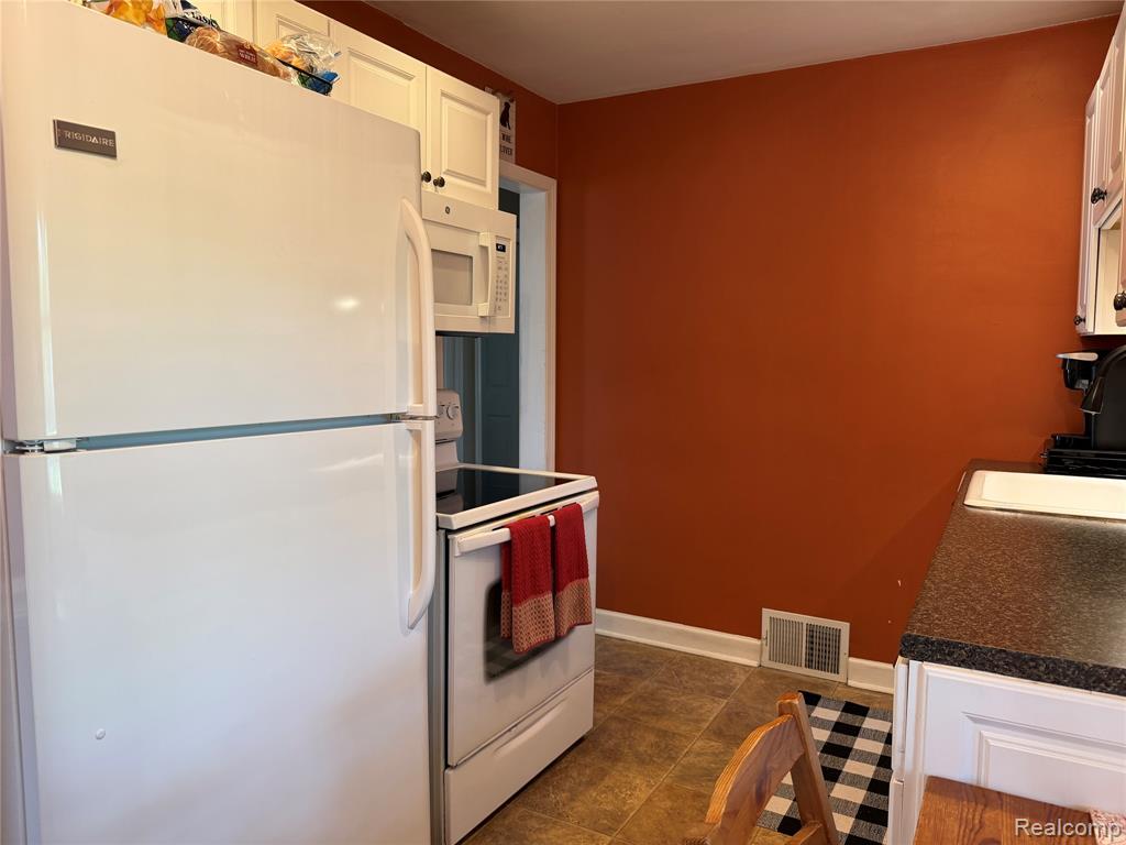 34503 Chestnut Street Wayne, MI 48184 - Photo 10 of 37