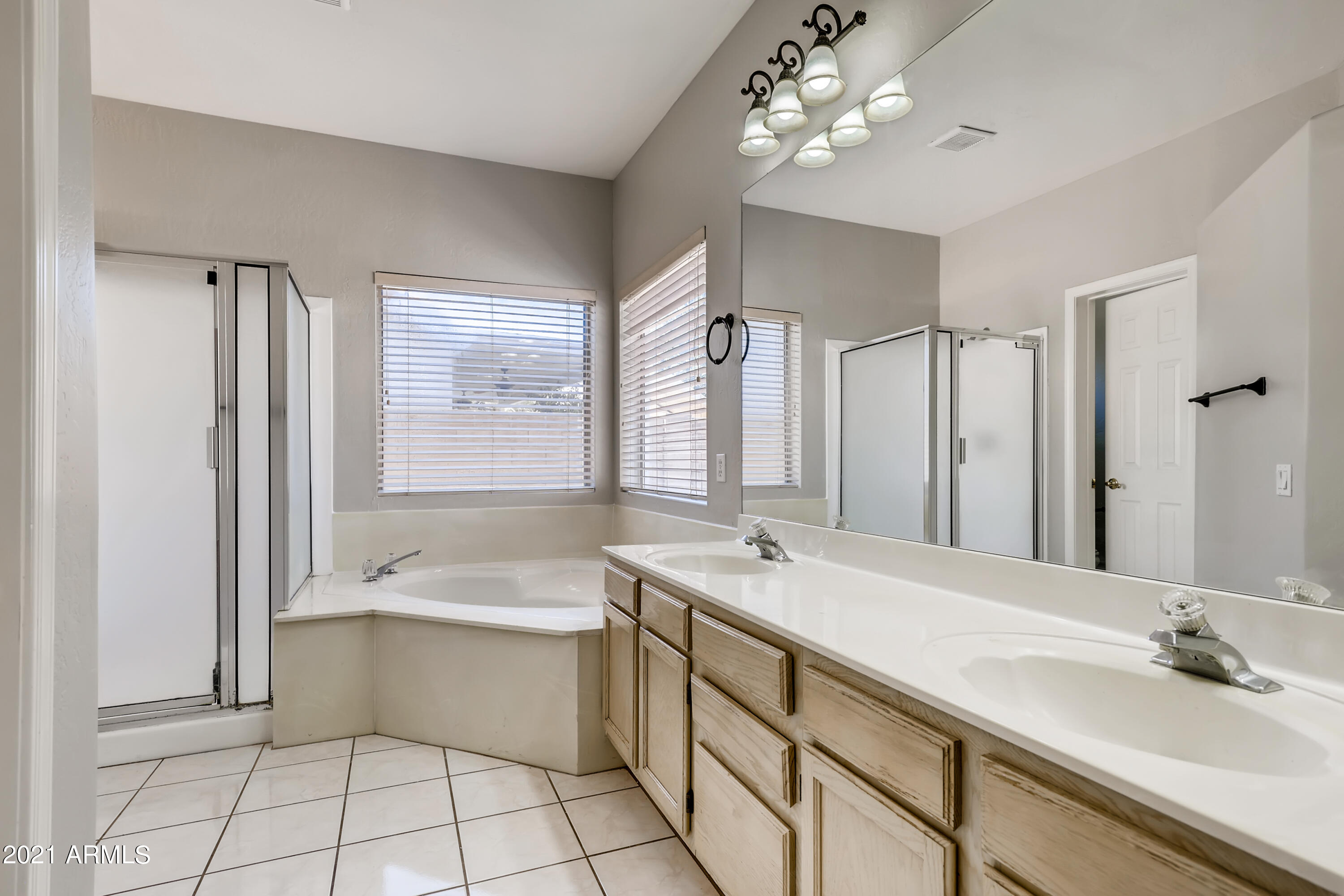 646 West Silver Creek Road Gilbert, AZ 85233 - Photo 21 of 34 19-698762197-39 Primary Bathroom