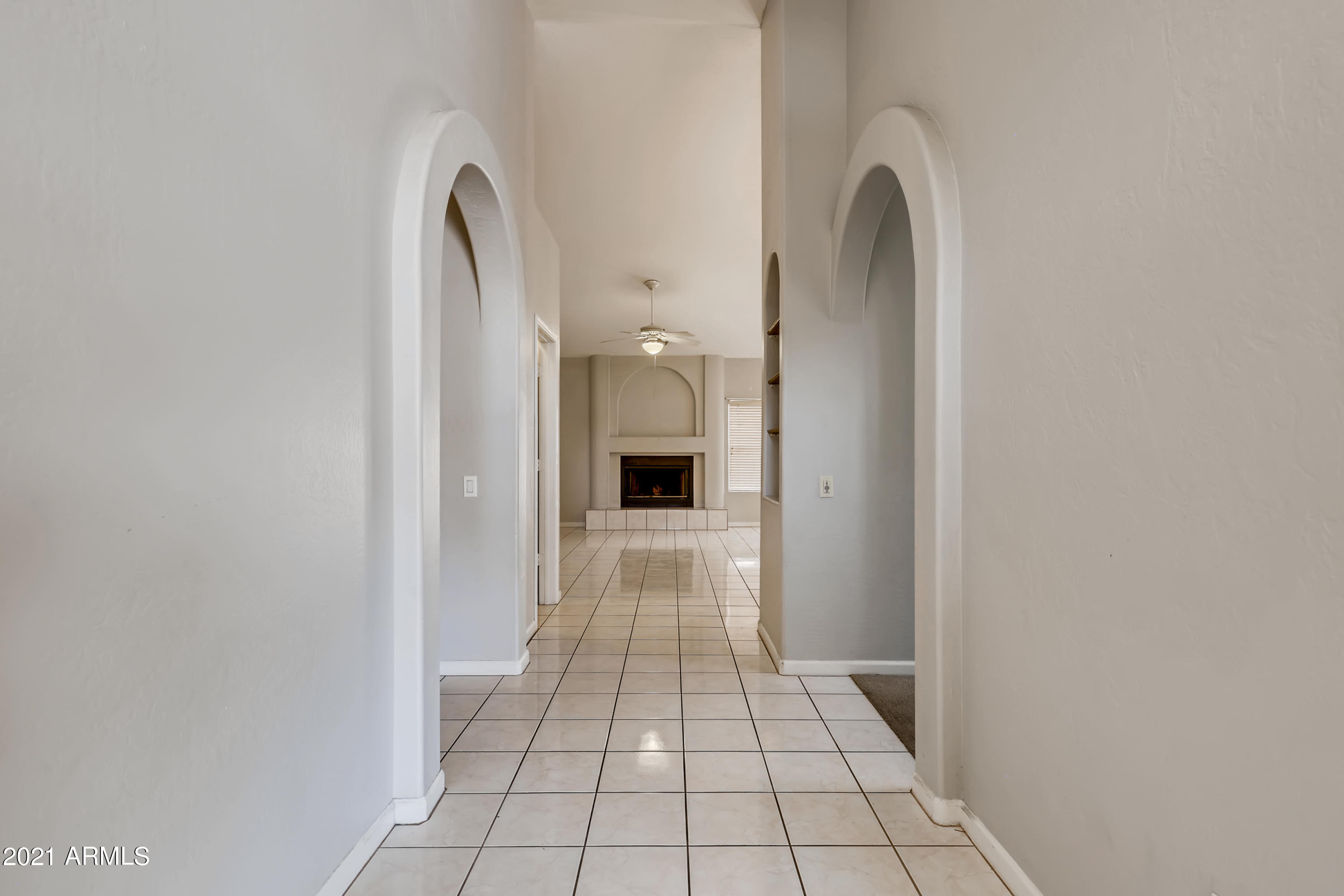 646 West Silver Creek Road Gilbert, AZ 85233 - Photo 31 of 34 29-551159680-52 Hallway