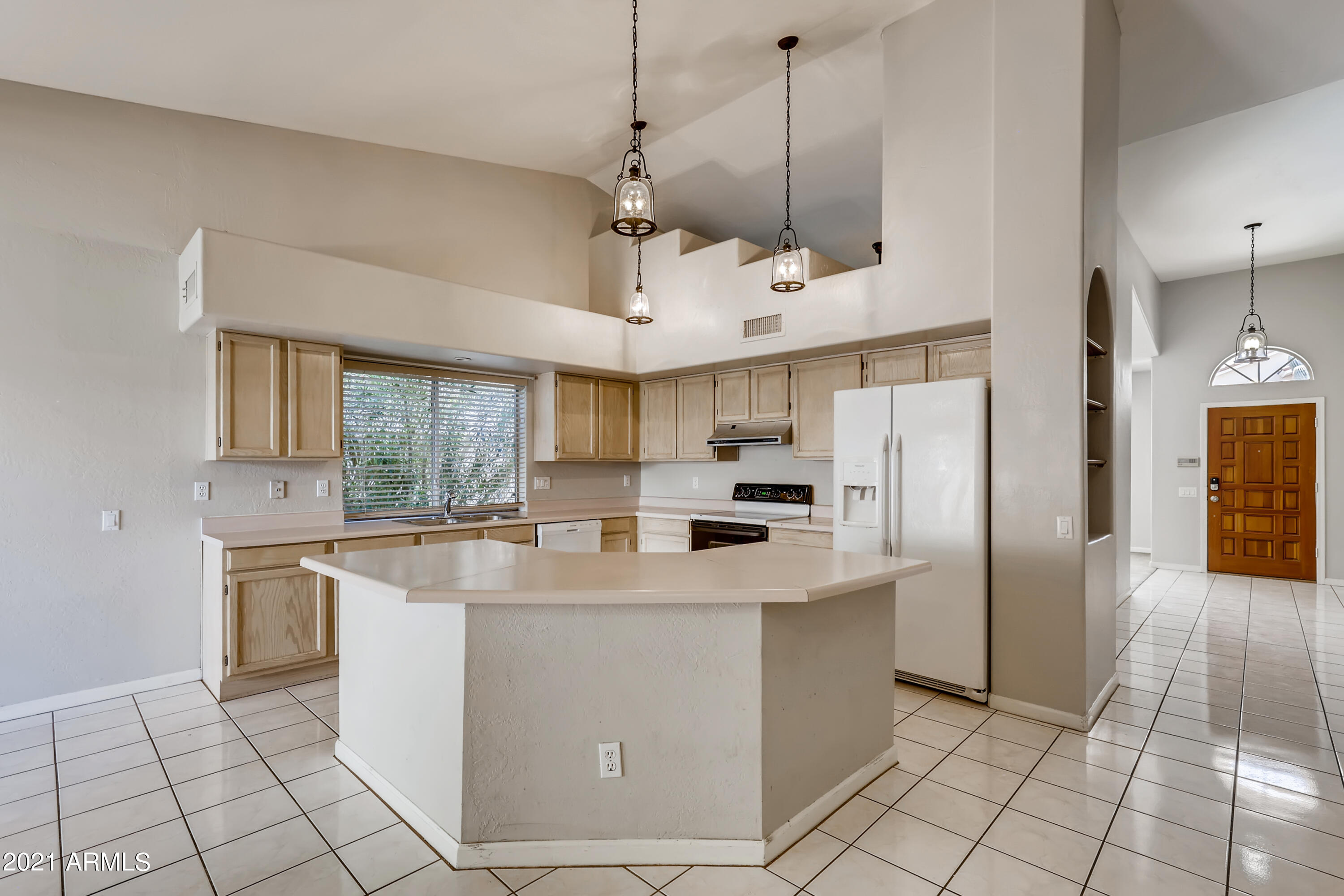 646 West Silver Creek Road Gilbert, AZ 85233 - Photo 10 of 34 8-003195251-20 Kitchen