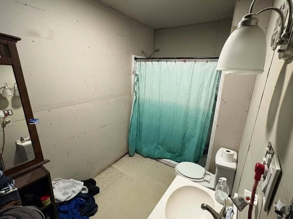 710 Shawnee Street Graham, TX 76450 - Photo 7 of 15 a bathroom with a sink and toilet