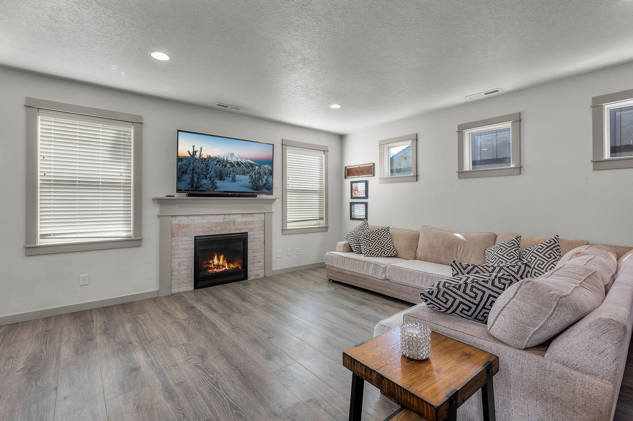 4476 Southwest Salmon Place Redmond, OR 97756 - Photo 23 of 43 2024_09_27_4476_sw_salmon_pl_rdm-25