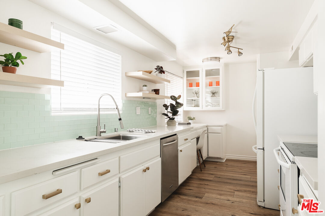 3933 North Virginia Road, Unit 201 Long Beach, CA 90807 - Photo 10 of 36 Gallery Image 10