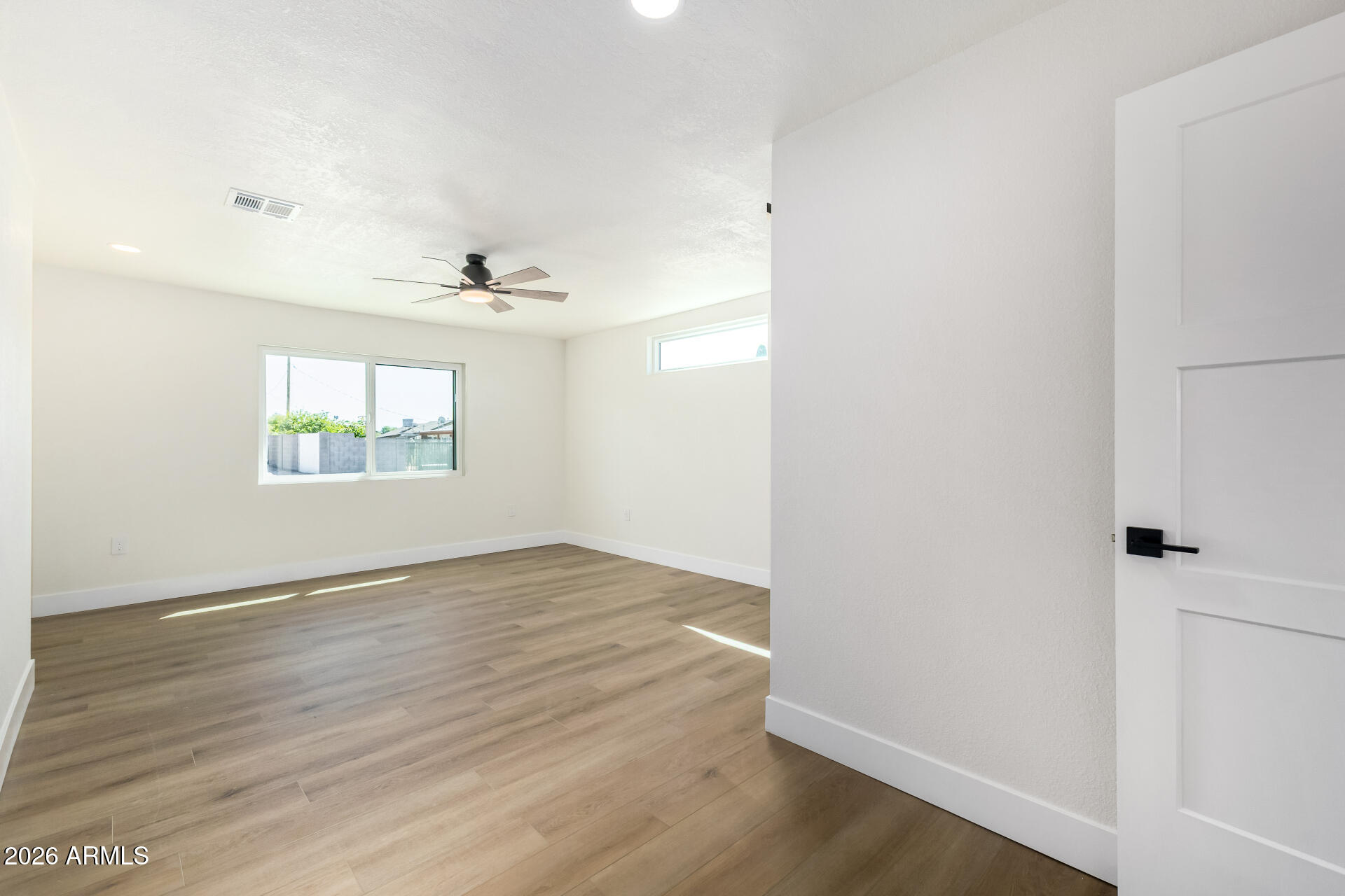 2890 South Mariposa Road Apache Junction, AZ 85119 - Photo 17 of 27 an empty room that has a window
