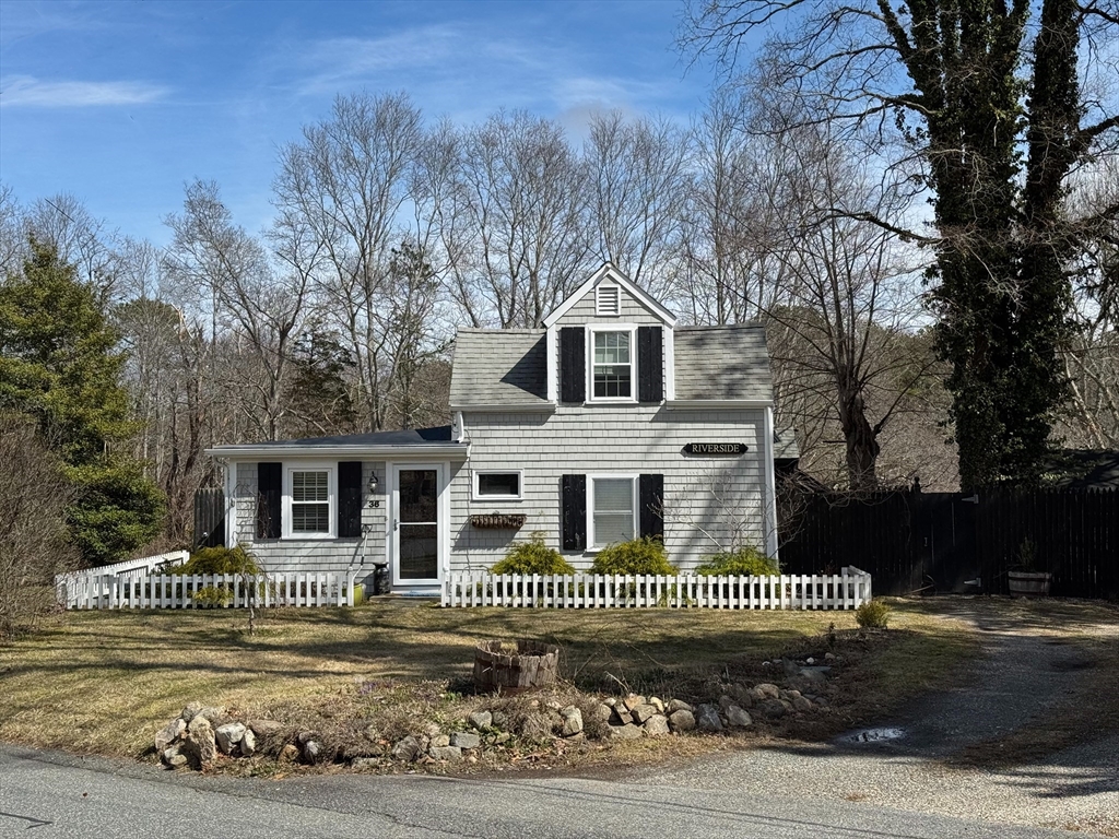 36 Lovell's Lane Mashpee, MA 02649 - Photo 1 of 23 a front view of a house