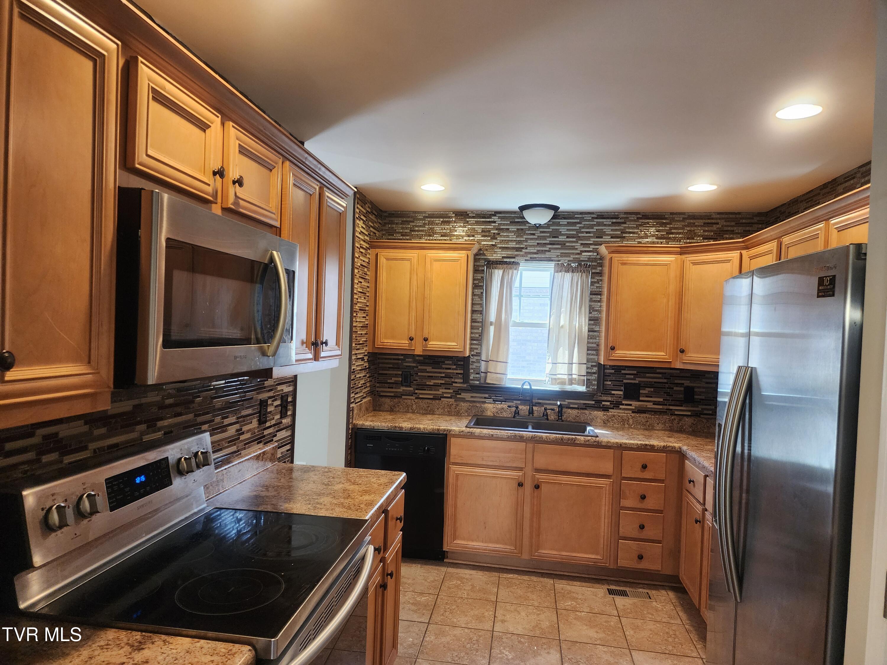 2233 Sherwood Road Kingsport, TN 37664 - Photo 2 of 5 2233 Sherwood Rd 3