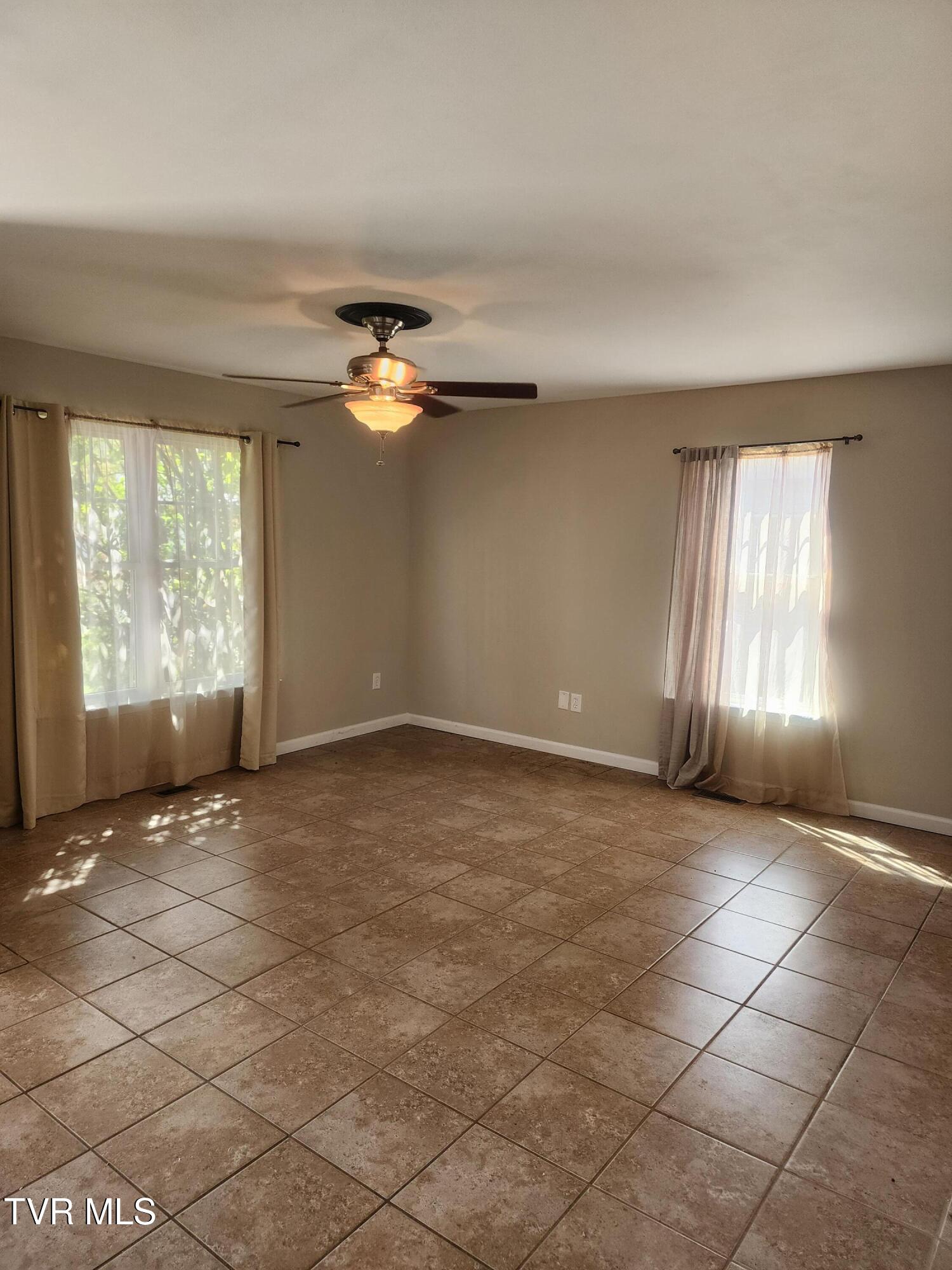 2233 Sherwood Road Kingsport, TN 37664 - Photo 3 of 5 2233 Sherwood Rd