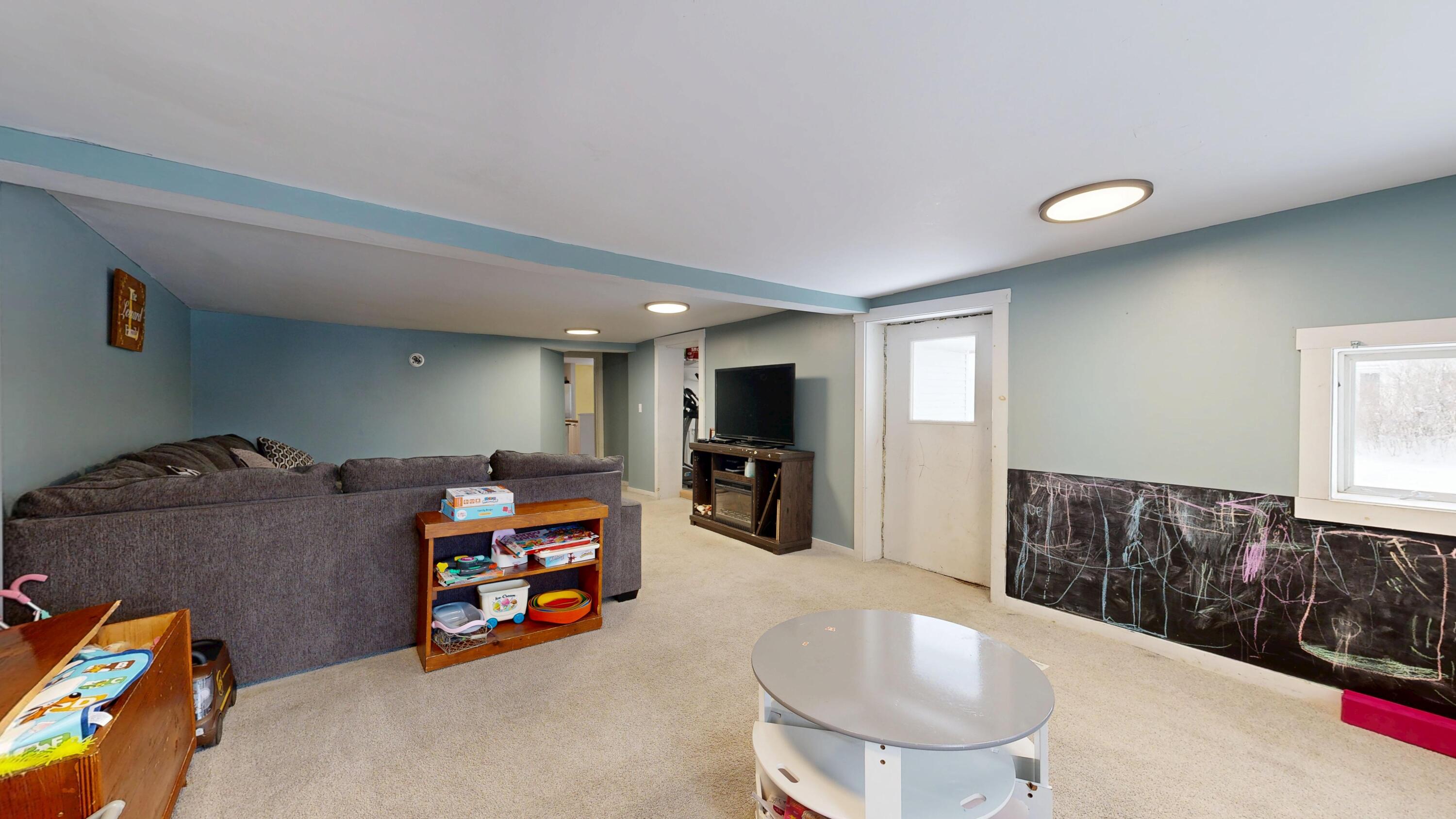 583 Highway 106 Leeds, ME 04263 - Photo 24 of 60 Living Room