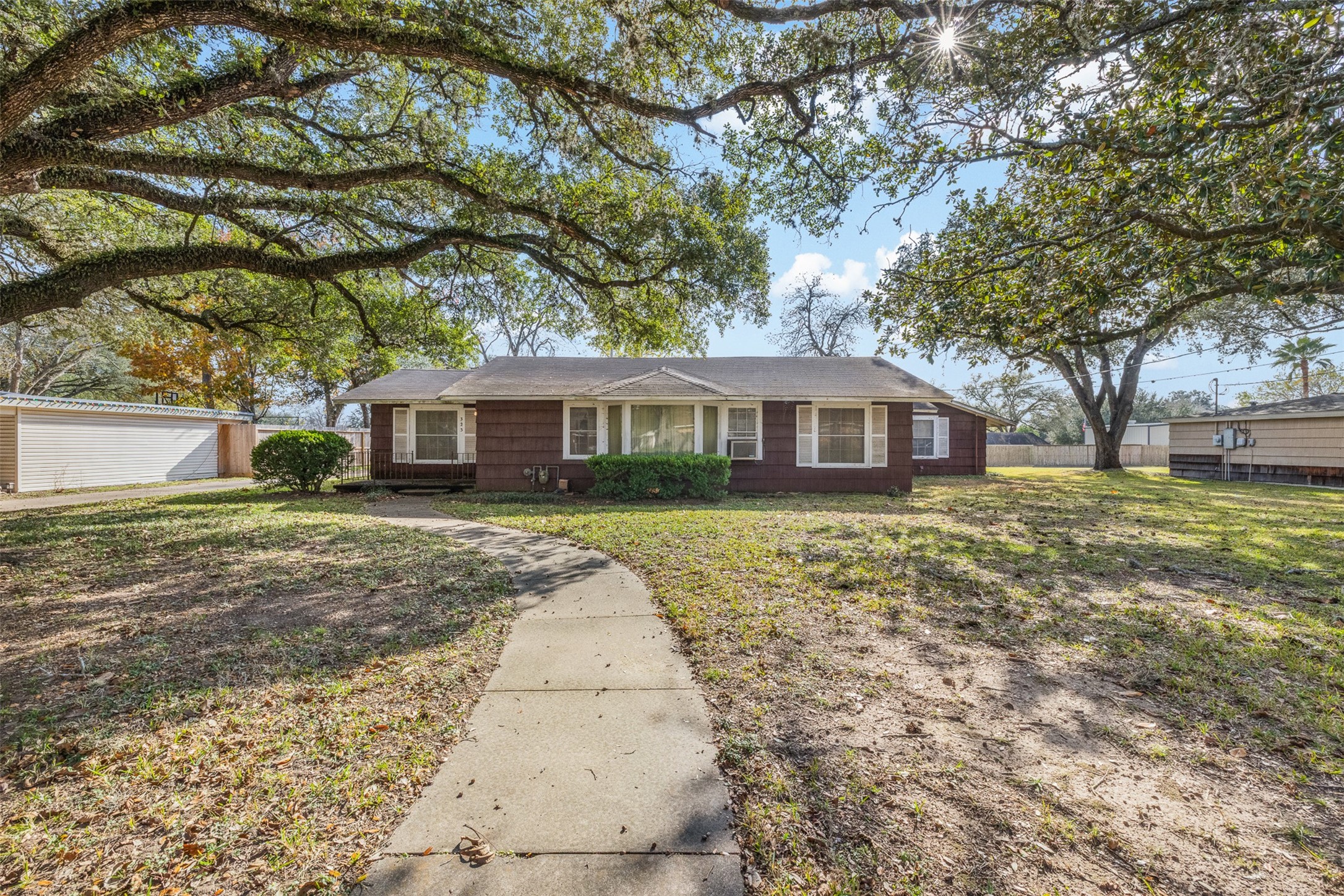 323 Harbert Street Columbus, TX 78934 - Photo 4 of 27