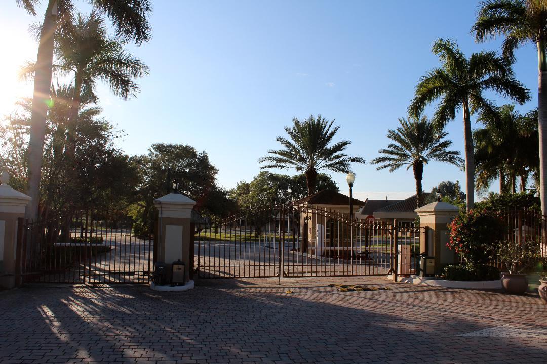 808 Villa Circle, Unit 808 Boynton Beach, FL 33435 - Photo 15 of 18 gated entrance