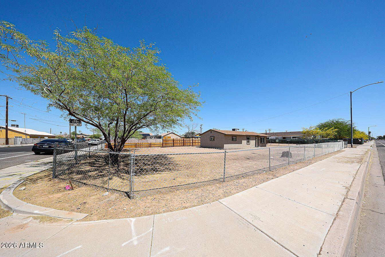 2810 East Roeser Road Phoenix, AZ 85040 - Photo 2 of 18 222