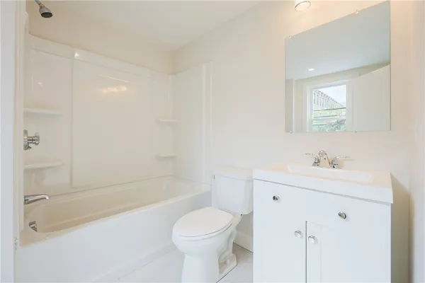 $2,500 | 529 Wood Street, Unit 2, Bristol, RI 02809