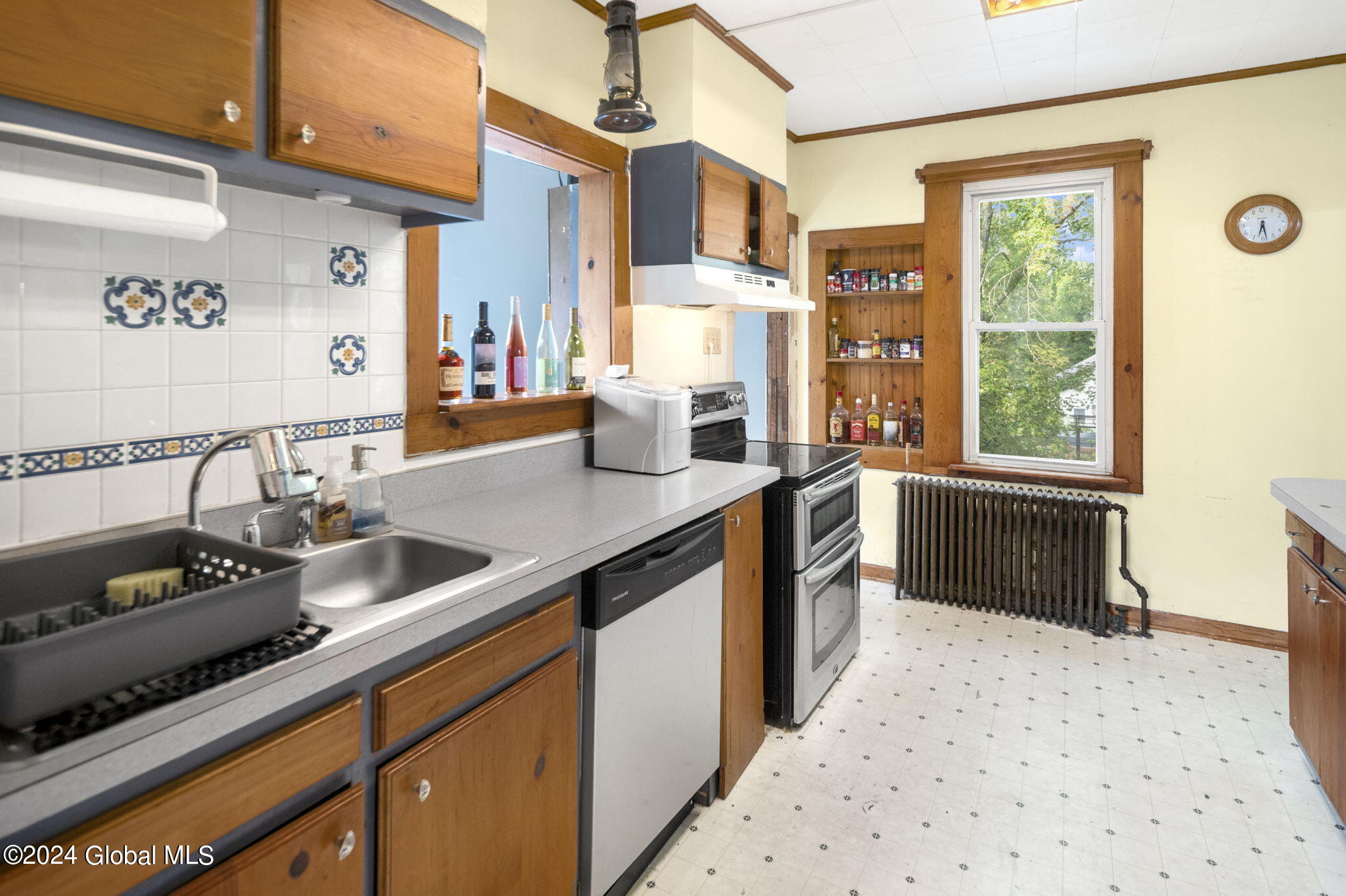 542 Bradford Road Schenectady, NY 12304 - Photo 6 of 25 Interior 05