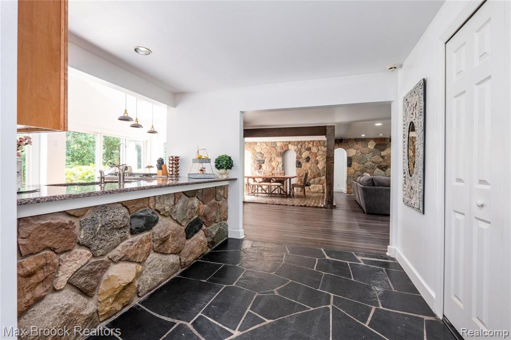 31170 Lahser Road Beverly Hills, MI 48025 - Photo 5 of 30