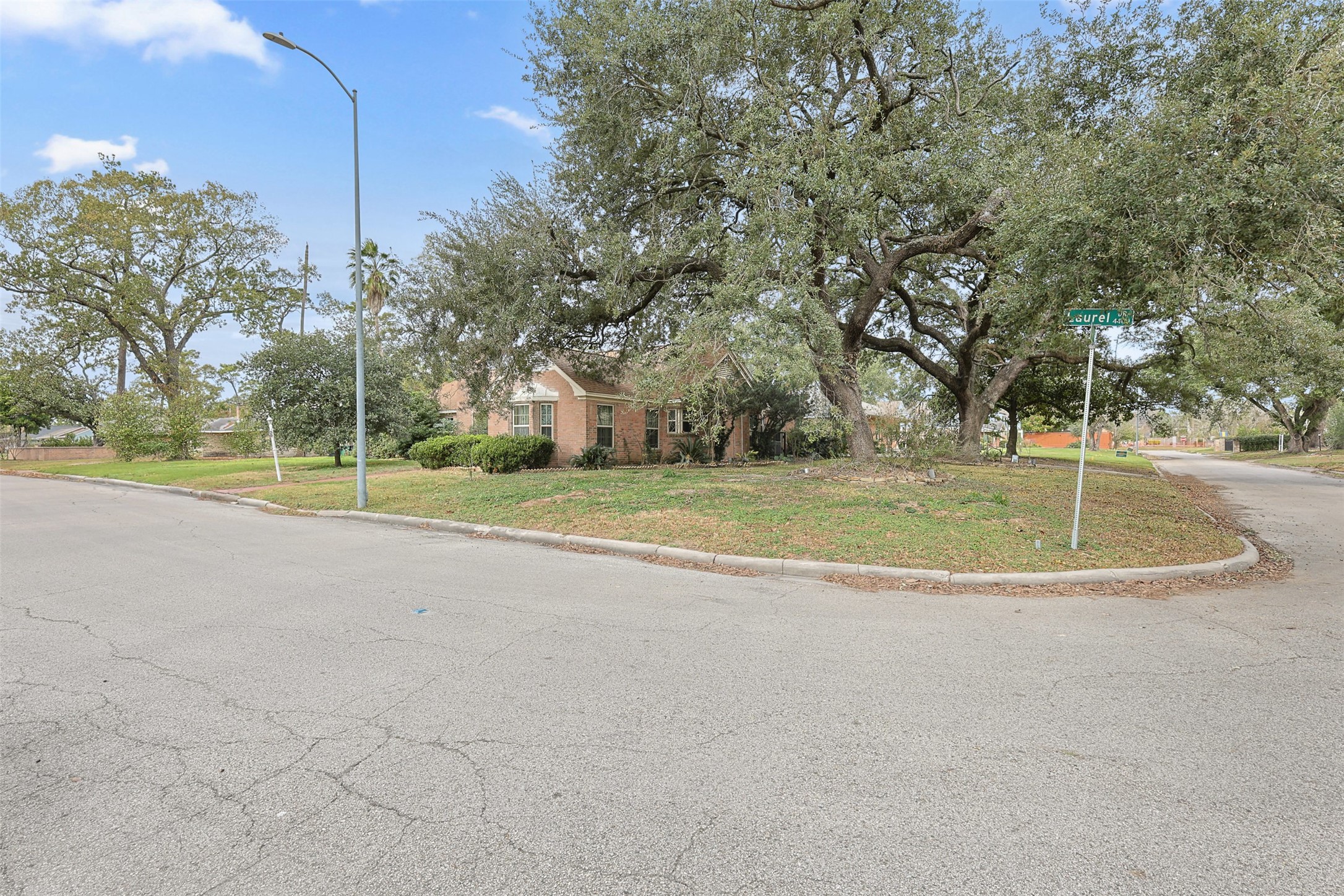 4425 Laurel Drive Houston, TX 77021 - Photo 3 of 11 a view of a playground with basketball court