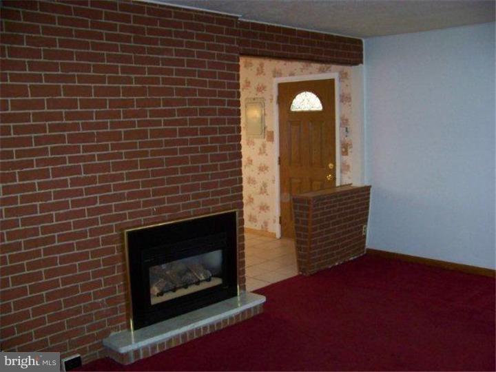 9384 Annapolis Road Philadelphia, PA 19114 - Photo 11 of 17 Living Room