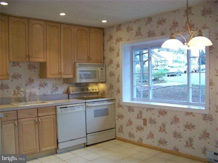 9384 Annapolis Road Philadelphia, PA 19114 - Photo 6 of 17 Kitchen