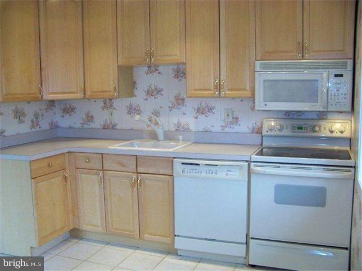 9384 Annapolis Road Philadelphia, PA 19114 - Photo 7 of 17 Kitchen