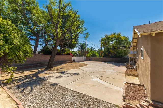 a view of a backyard