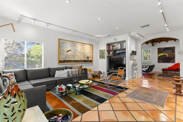 $6,950 | 482 Northeast 93rd Street, Miami Shores, FL 33138