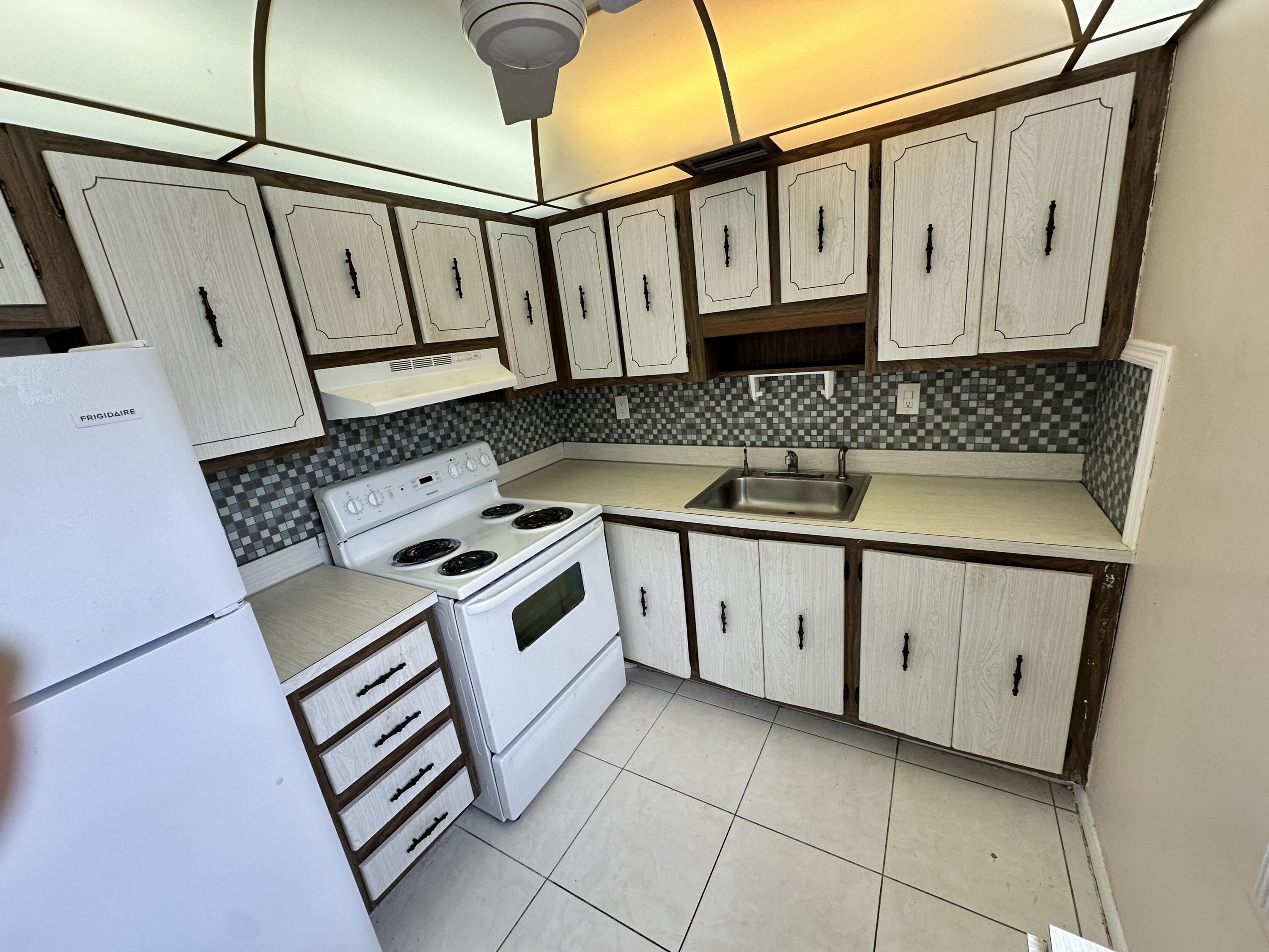 811 Flanders Q Delray Beach, FL 33484 - Photo 8 of 37 Kitchen(7)