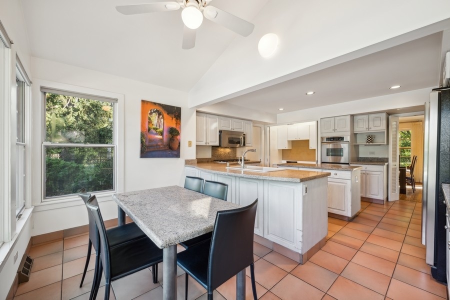 334 7 Pines Circle Highland Park, IL 60035 - Photo 3 of 19 a kitchen with a table and chairs in it