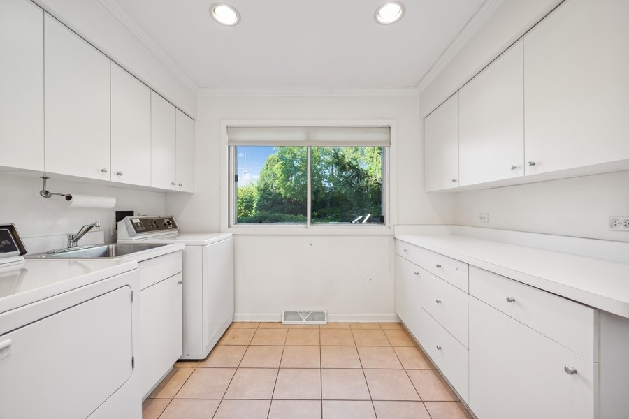 334 7 Pines Circle Highland Park, IL 60035 - Photo 8 of 19 a kitchen with a sink window and cabinets