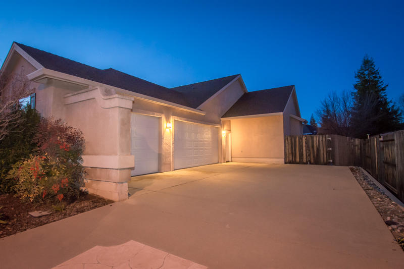 2776 Loggerhead Way Redding, CA 96002 - Photo 4 of 16 Loggerhead Garage