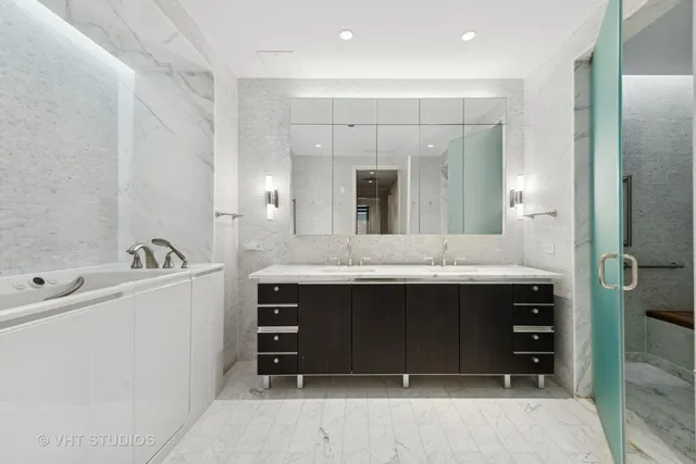 $1,900,000 | 77 East Walton Street, Unit 25D, Chicago, IL 60611