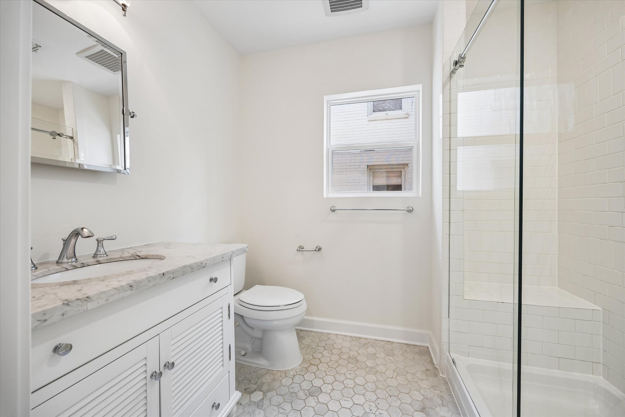 2340 Albans Road Houston, TX 77005 - Photo 13 of 29 First-floor full Bath