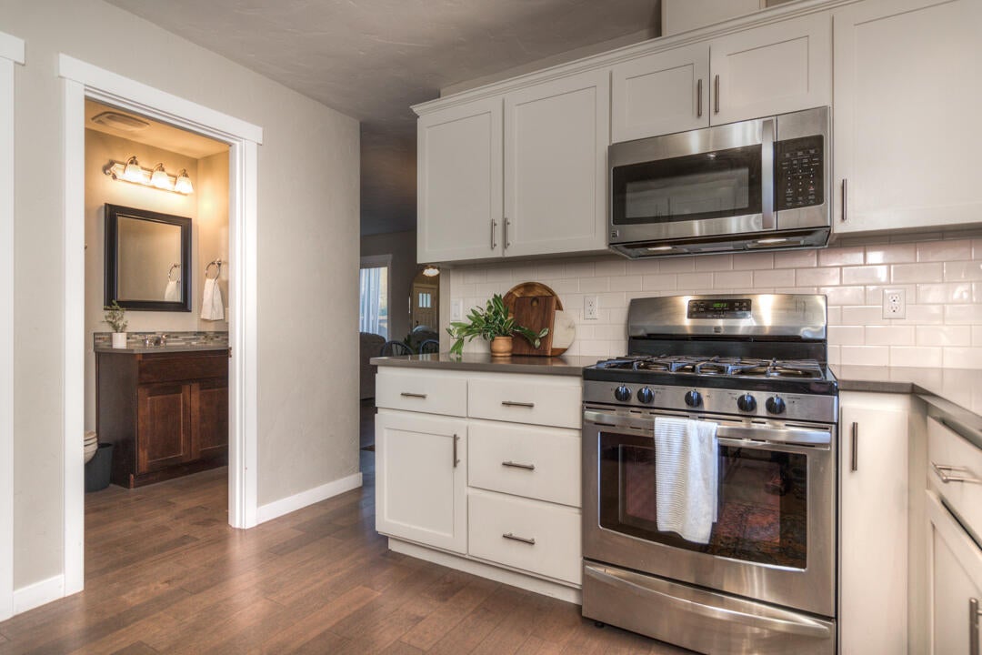 520 Southeast Reed Market Road Bend, OR 97702 - Photo 12 of 25 kitchen