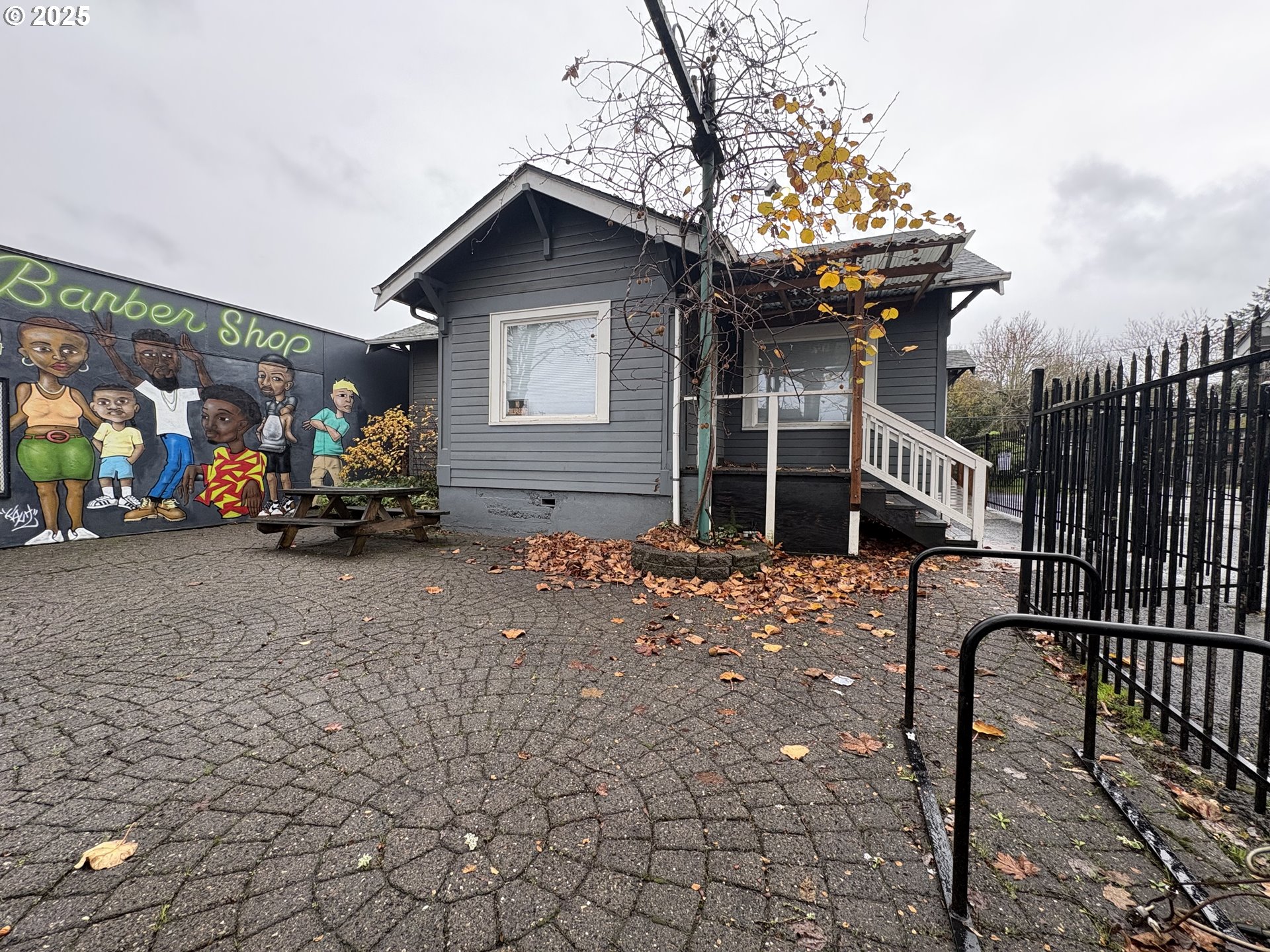 960-970 West 7th Avenue Eugene, OR 97402 - Photo 15 of 22 a front view of a house with a yard