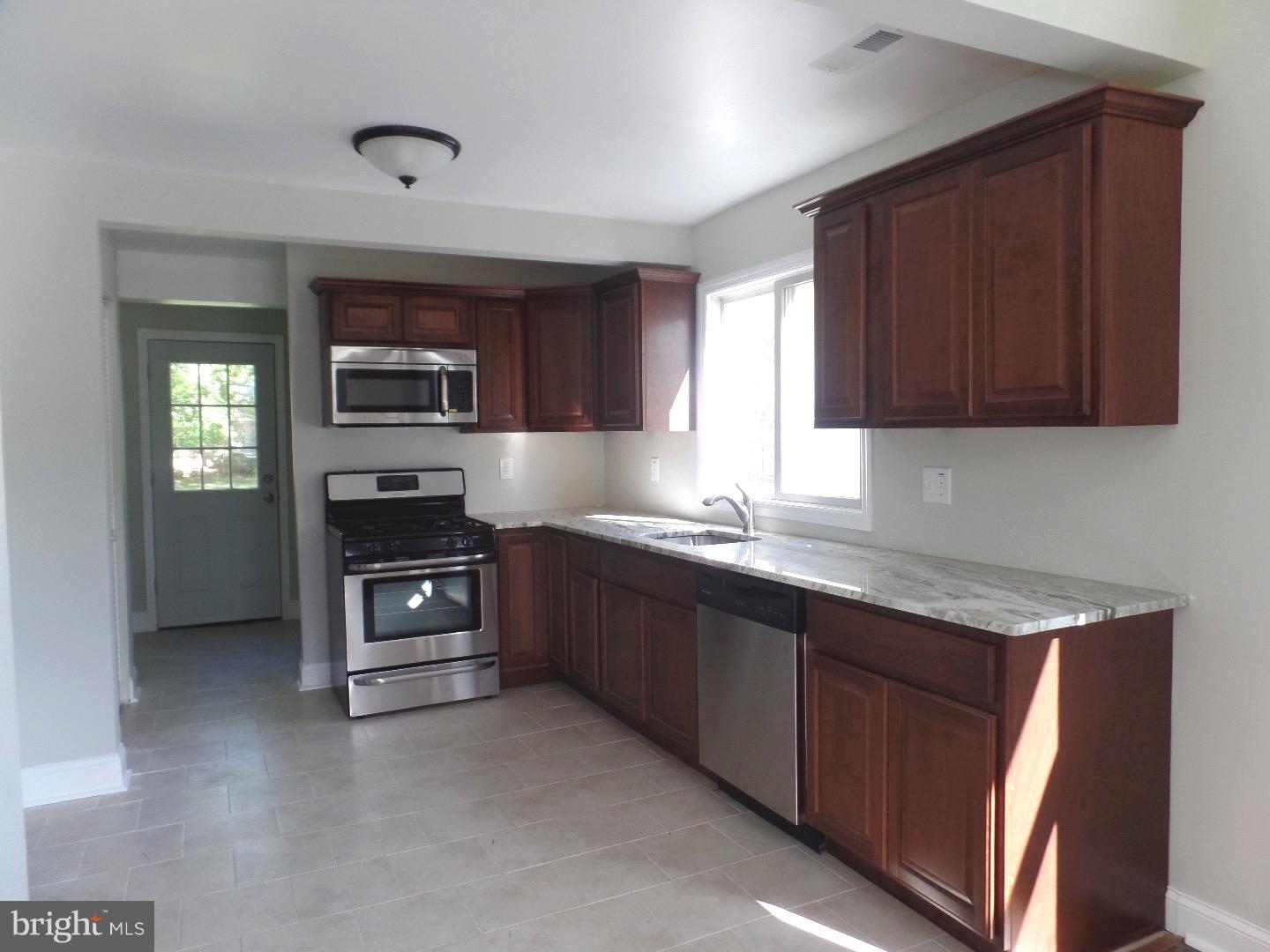 15 Warwick Road Stratford, NJ 08084 - Photo 2 of 14