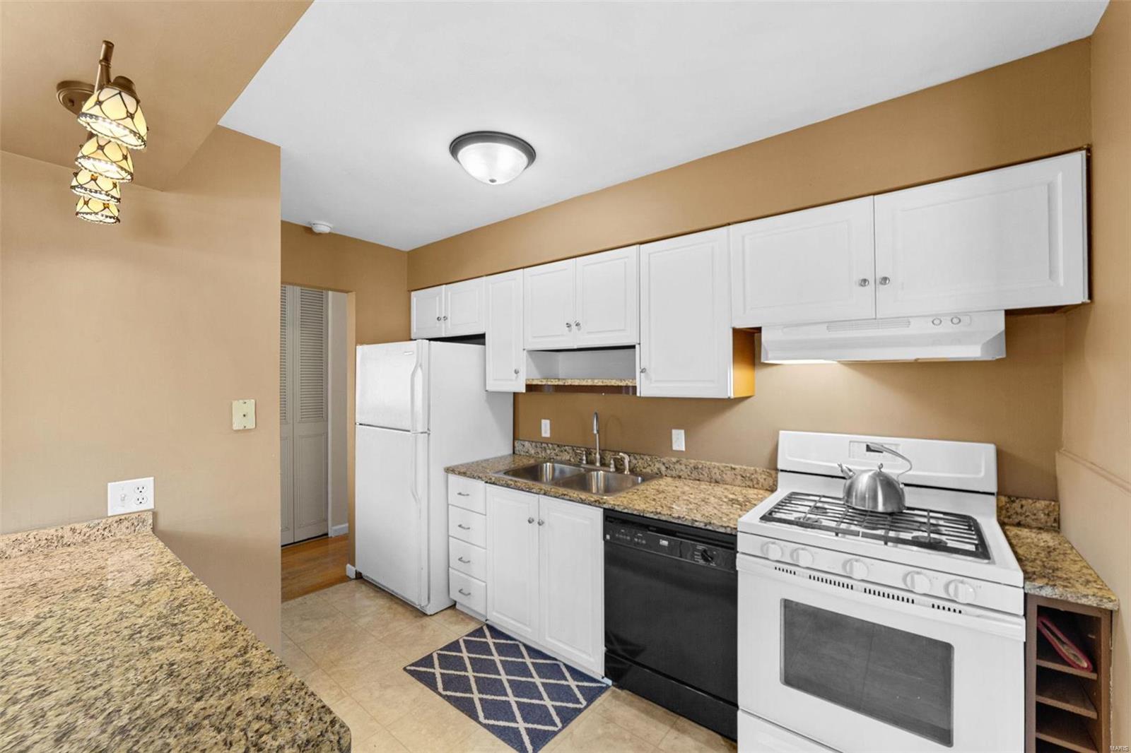 41 Hillcrest Boulevard Ballwin, MO 63021 - Photo 10 of 35