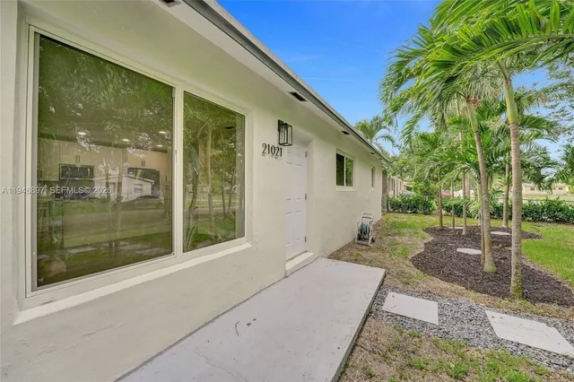 a view of outdoor space yard and porch